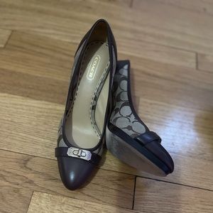 Coach classic signature brown pump, in excellent condition size 8